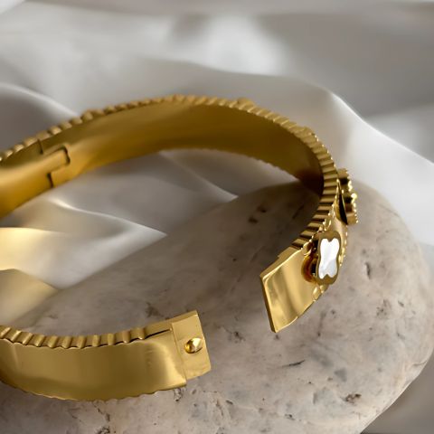 Ivory Clover Kada