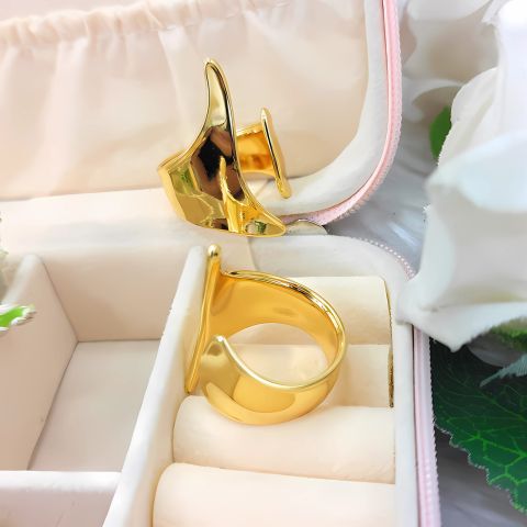 Chunky D-shaped Ring